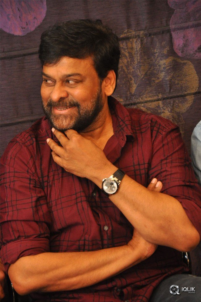 Chiranjeevi-Felicitates-Tholi-Prema-Movie-Team-at-His-Home